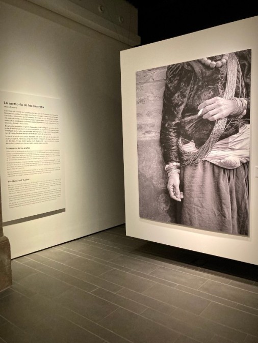 Grande photo d'une femme dans le coin droit d'une salle de musée © Gilles Denizot 2022