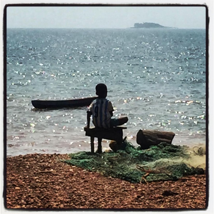 Face à la mer, un gamin regarde au loin #Off2Africa 57 Îles de Loos Guinée © Gilles Denizot 2017