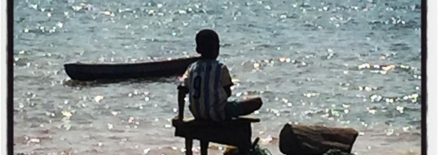 Face à la mer, un gamin regarde au loin #Off2Africa 57 Îles de Loos Guinée © Gilles Denizot 2017