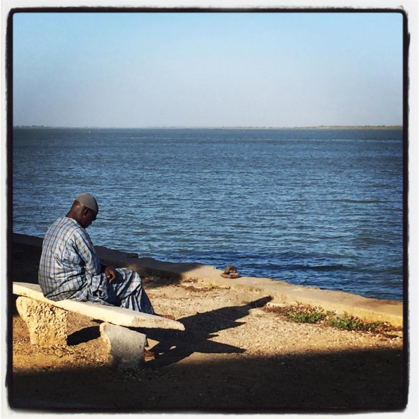 Un homme en boubou traditionnel assis au bord du fleuve Sénégal #Off2Africa 19 Saint-Louis Sénégal © Gilles Denizot 2016