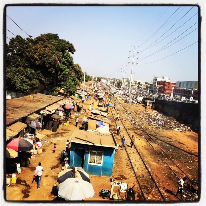 Au bord d'une voie de chemin de fer, des échoppes, des gens et des ordures #Off2Africa 72 Conakry Guinée © Gilles Denizot 2017