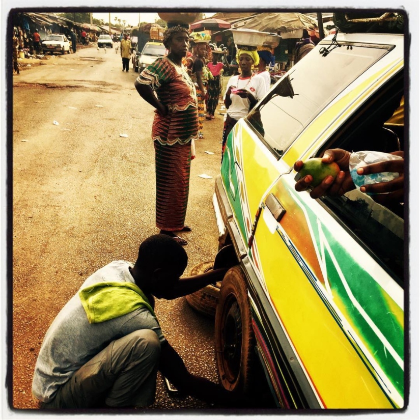 On change le pneu d'un taxi-brousse en Guinée #Off2Africa 82 Mamou Guinée © Gilles Denizot 2017