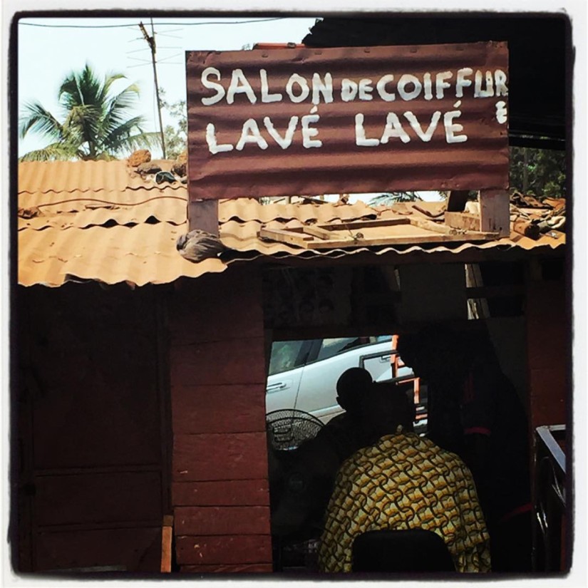 Le salon de coiffure LAVÉ LAVÉ au bord d'une route de Conakry #Off2Africa 79 Conakry Guinée