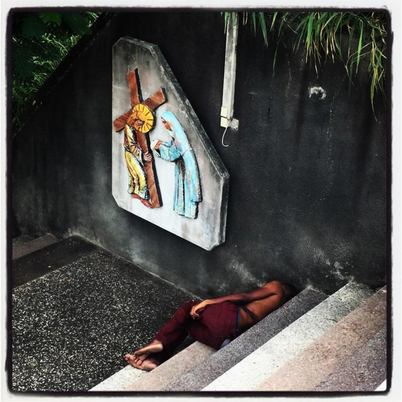 Charité chrétienne : sous une bondieuserie, un homme dort à même le sol et à demi-dénudé #Off2Africa 93 Abidjan Côte d'Ivoire