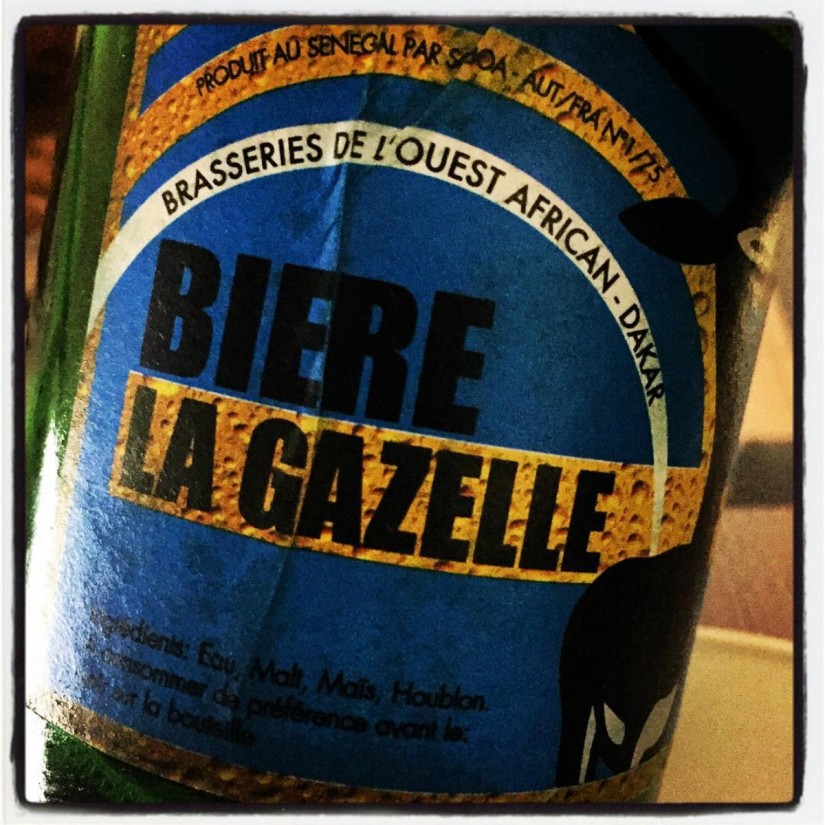 L'étiquette bleue de la bière sénégalaise La Gazelle #Off2Africa 24 Dakar Sénégal © Gilles Denizot 2016