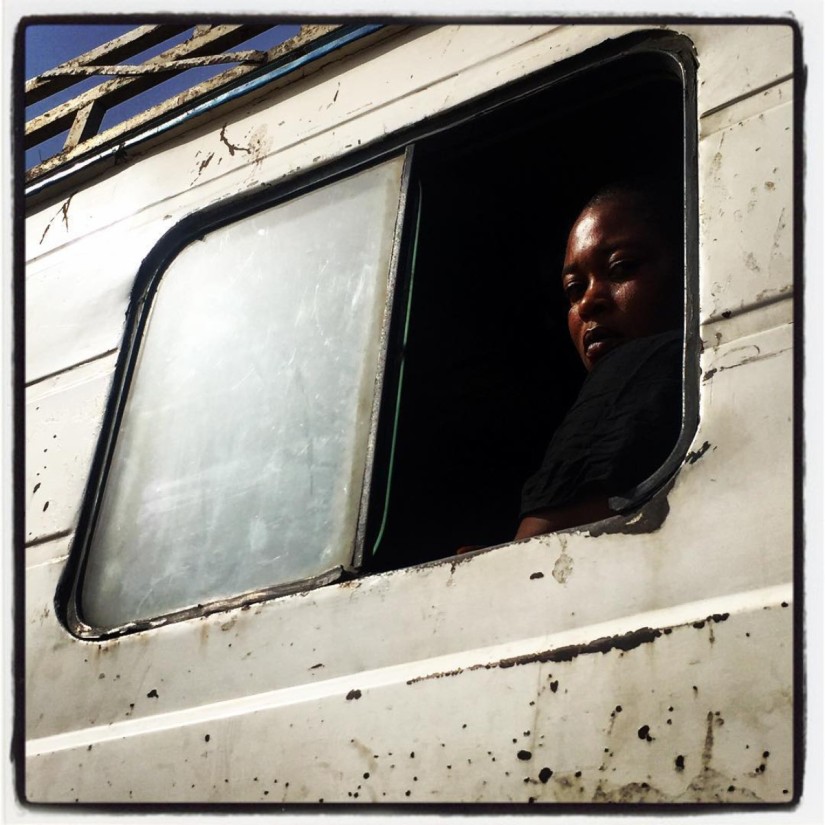 Une femme regarde au travers de la fenêtre ouverte d'un mini-bus #Off2Africa 35 Dakar Sénégal © Gilles Denizot 2016