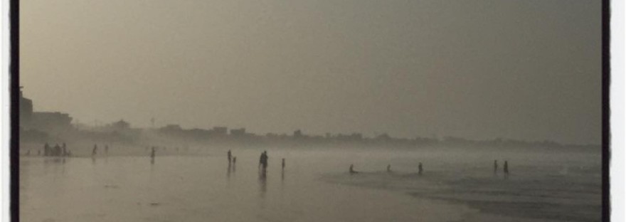 Des silhouettes sur la plage de Dakar Yoff, dans des tons gris, ciel, eau et sable #Off2Africa 36 Dakar Sénégal © Gilles Denizot 2016