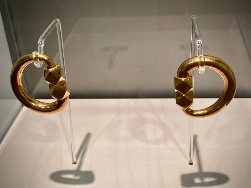 Deux anneaux en or dans une vitrine © Gilles Denizot 2022