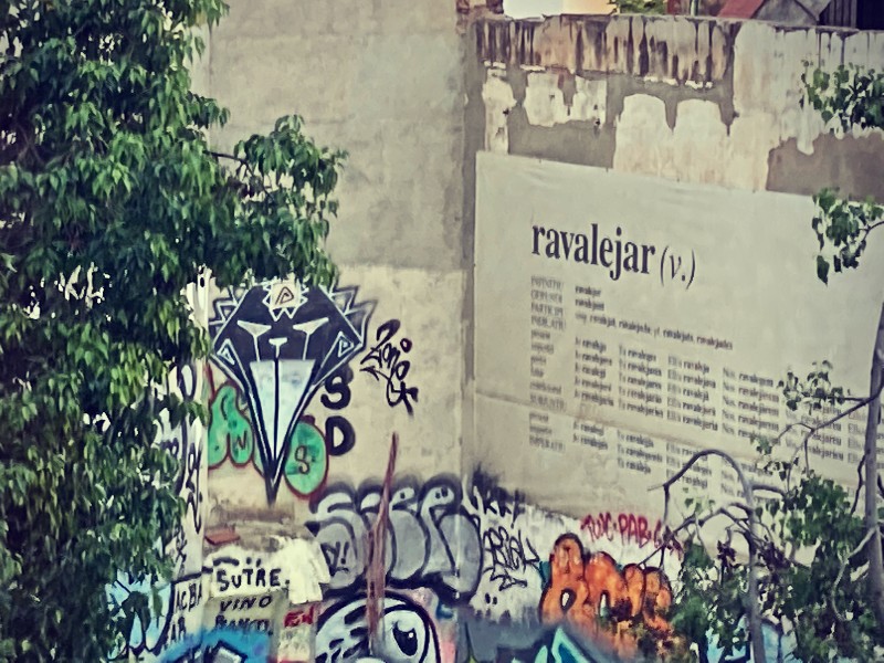 Un mur de Barcelone sur lequel est écrite la conjugaison du verbe ravalejar #HolaBCN Elémentaire Vicenç © Gilles Denizot 2022