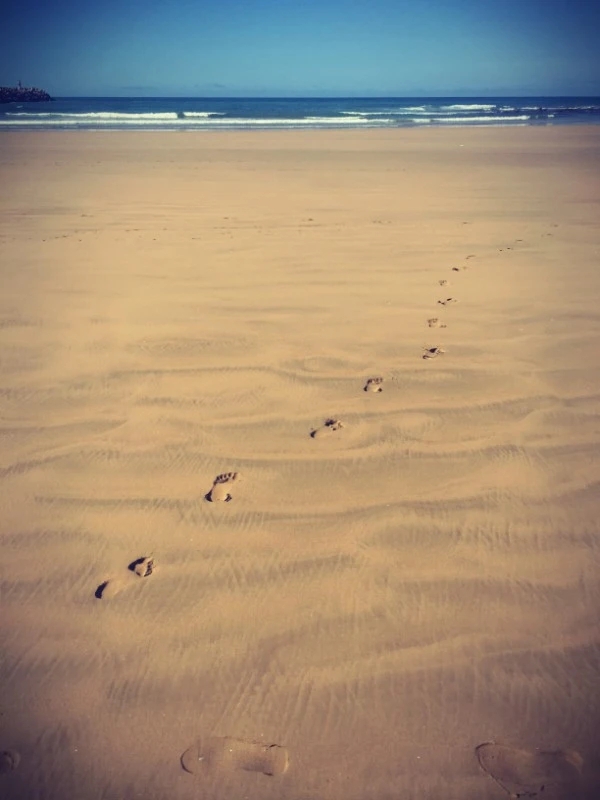 Traces de pas sur le sable, au loin, l'océan #Off2Africa 10 Tarfaya Maroc © Gilles Denizot 2016