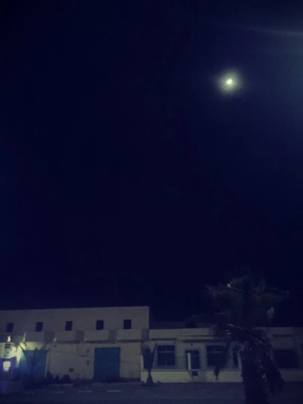 La nuit est tombée, la lune brille sur le terminal des bus #Off2Africa 10 Tarfaya Maroc © Gilles Denizot 2016
