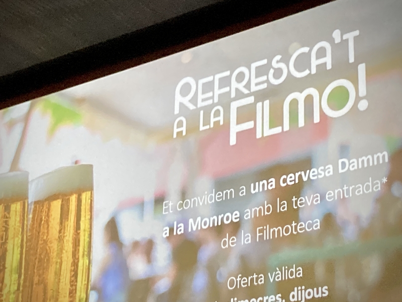 Un écran de cinéma et l'annonce d'une bière gratuite à la Monroe à Barcelone