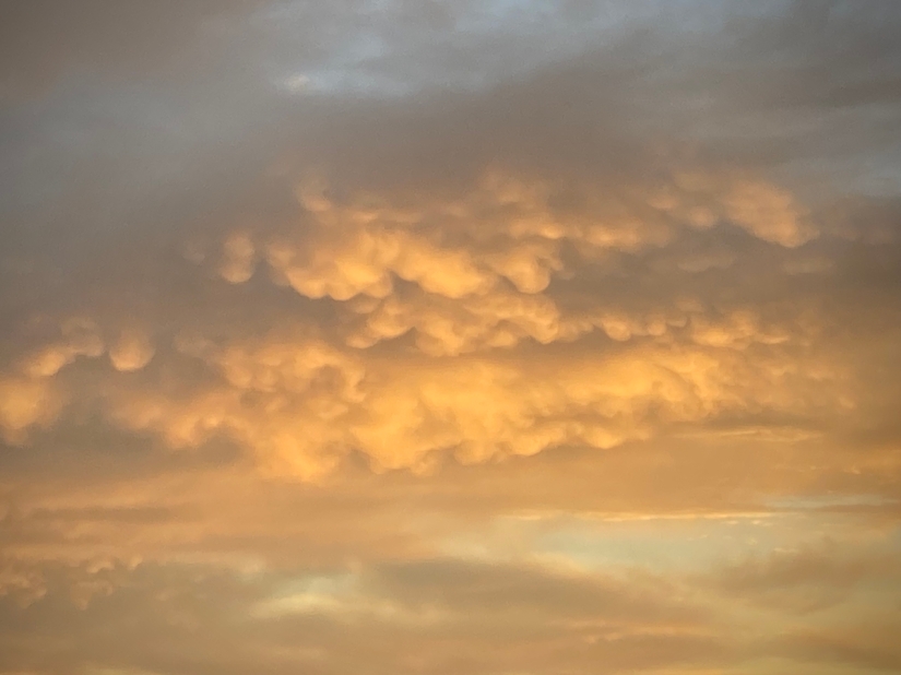 Un ciel nuageux jaune et cotonneux © Gilles Denizot 2023