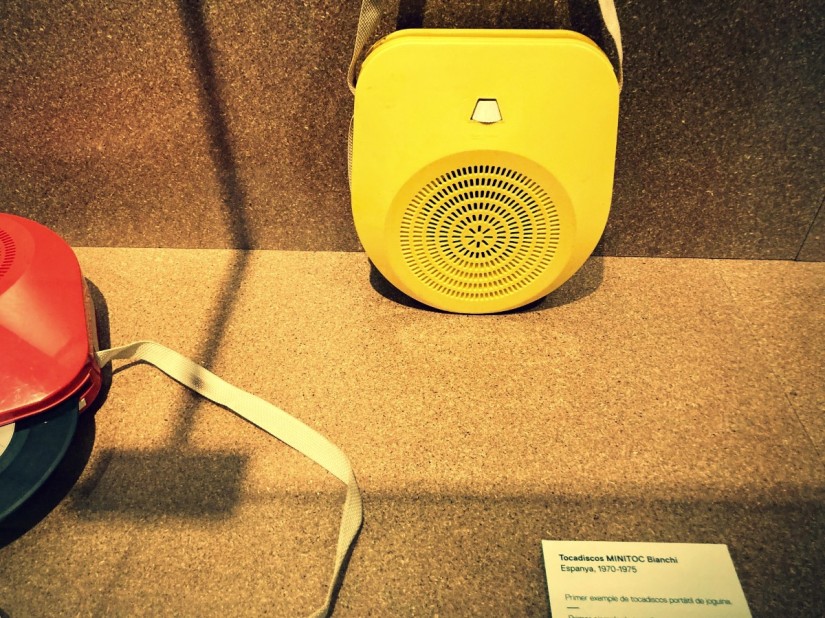 Un ancien tourne-disque / haut-parleur portable jaune, un autre rouge à gauche, et une notice explicative #HolaBarcelona juin 2023 © Gilles Denizot