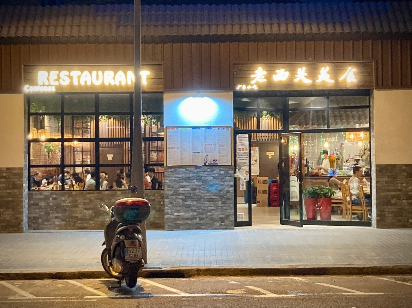 Un restaurant avec une moto garée devant #HolaBCN 13 Tongues, envolée à Taïwan © Gilles Denizot 2022