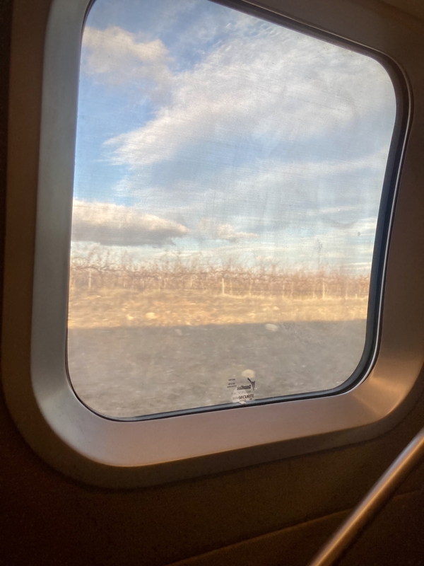 Une fenêtre de train, et au loin, des vignes, des nuages et le ciel #Off2Europe Resfeber Stress © Gilles Denizot 2023