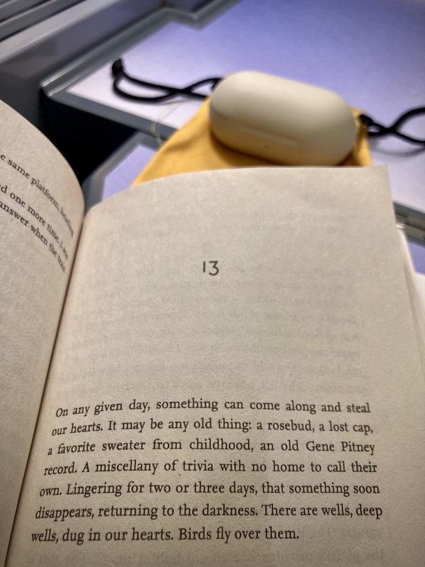 Sur une tablette de train, une page du livre Pinball de Murakami #Off2Europe Resfeber Stress © Gilles Denizot 2023