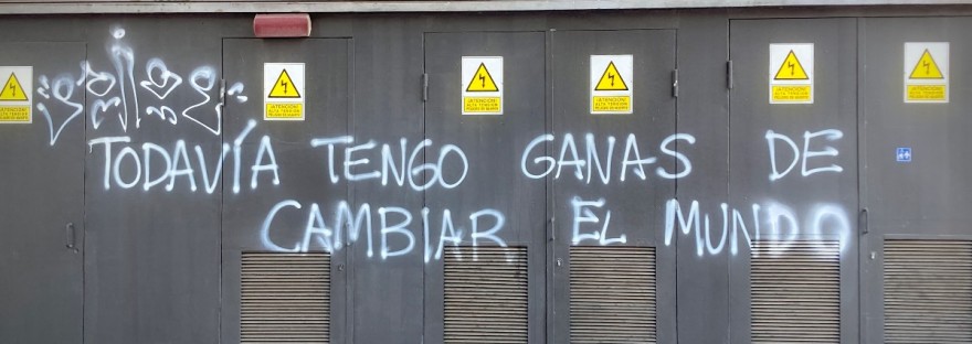 Un graffiti à Barcelone dit : Todavi!a tengo ganas de cambiar el mundo #HolaBCN Zoom sur Jitsi © Gilles Denizot 2024