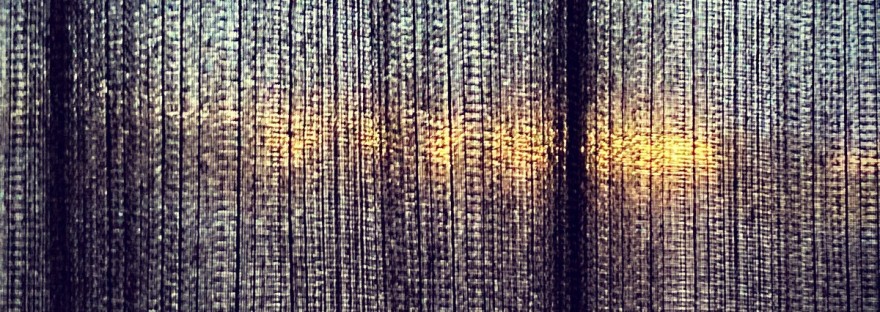 Lever de soleil à travers des rideaux sombres #HolaBCN Rothko du matin © Gilles Denizot 2024