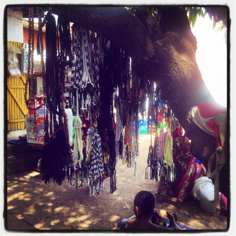 Sous un grand arbre, une femmes vend des colliers #Off2Africa 89 Bouaké Côte d'Ivoire