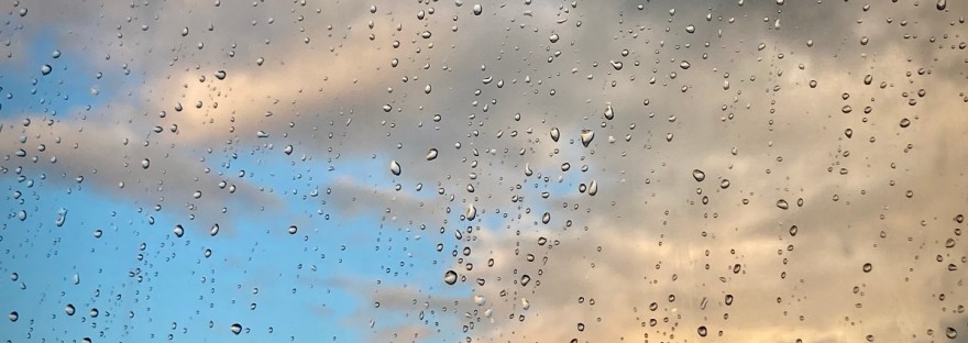 Des gouttes de pluie sur une fenêtre. Au loin, un ciel semi-nuageux #HolaBCN Chapitre 9 et neuvaine © Gilles Denizot 2024
