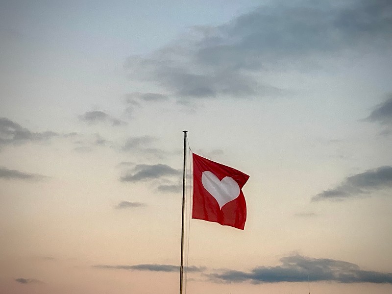 Drapeau suisse alternatif, cœur blanc sur rouge à Genève ©GD23 #HolaBCN Bérézina