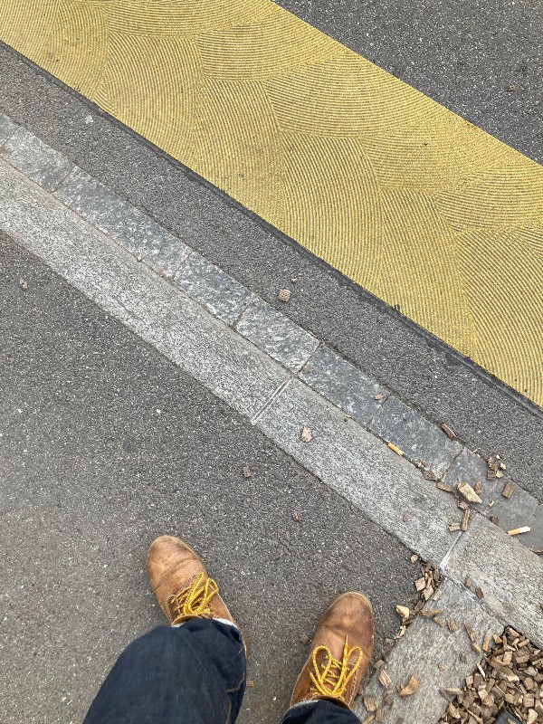 Un ligne jaune et mes bottes de Tanger sur le sol de Genève ©GD23 #HolaBCN Bérézina