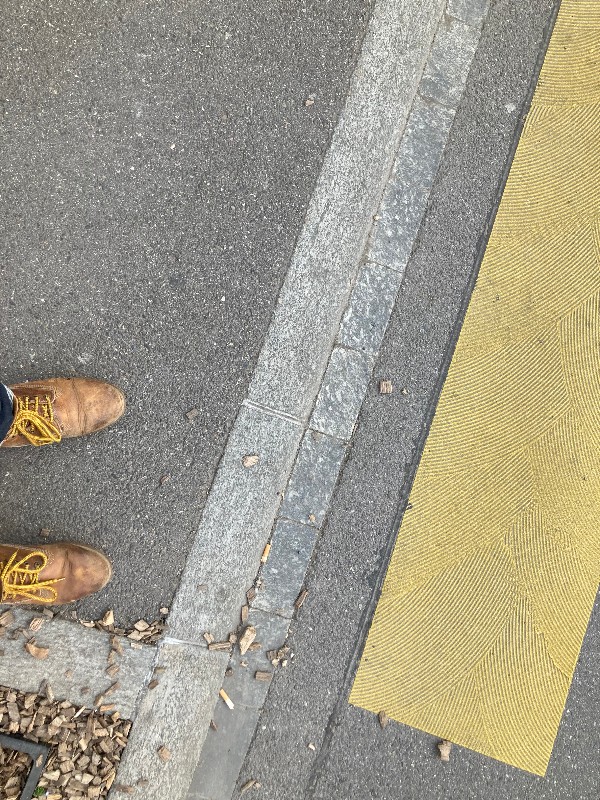 Un ligne jaune et mes bottes de Tanger sur le sol de Genève ©GD23 #HolaBCN Bérézina