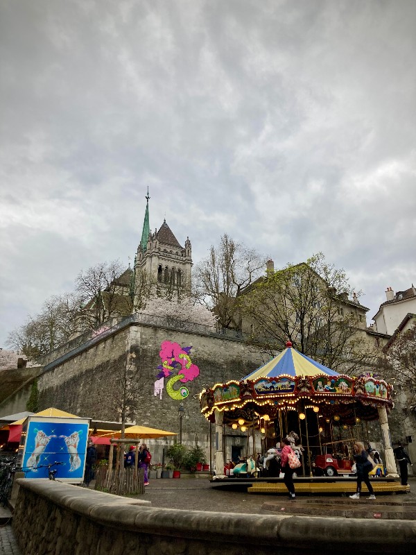Manège enchanté et cathédrale Saint-Pierre Genève ©GD23 #HolaBCN Bérézina