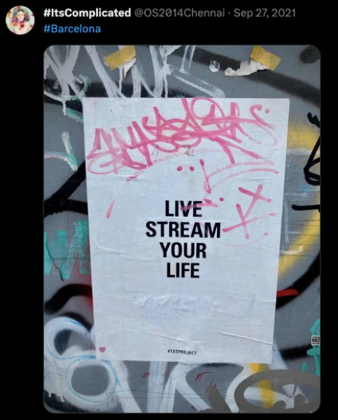 Tweet #ItsComplicated montrant un graffiti sur un mur de Barcelone. L'affiche dit LIVE STREAM YOUR LIFE ©GD23 #HolaBCN Vers l'essentiel