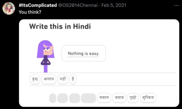 Capture d'écran d'un tweet pour #ItsComplicated. Le texte dit Write this in Hindi. Nothing is easy. ©GD21 #HolaBCN Vers l'essentiel