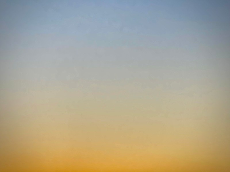 Dégradé du bleu clair au jaune canari durant le lever de soleil à Barcelone #HolaBCN Le bonheur, guapo