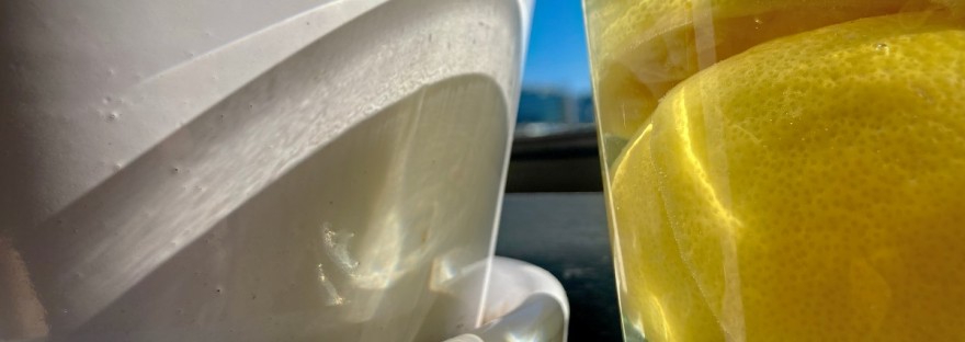 Sur un bord de fenêtre, un pot blanc et un verre rempli d'eau et de moitiés de citron ©GD 24 #HolaBCN Le bonheur, guapo